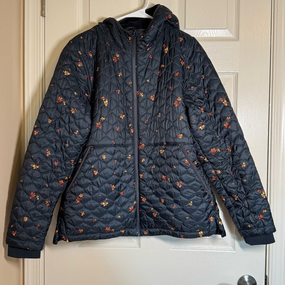 Amazon Essentials Women's Black Quilted Puffer Jacket with Floral Print - Picture 1 of 6